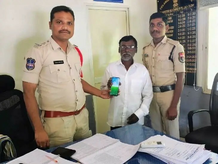 సంవత్సర క్రితం పోగొట్టుకున్న సెల్‌ఫోన్ అప్పగింత