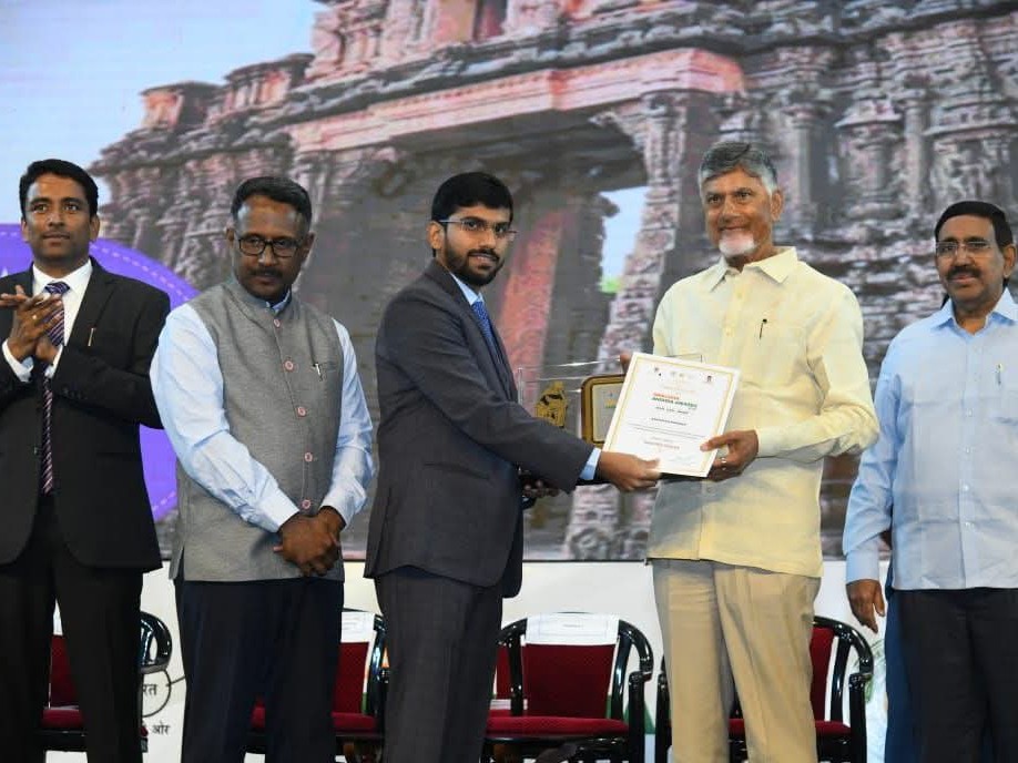 సీఎం చేతుల మీదుగా అవార్డు అందుకున్న కలెక్టర్