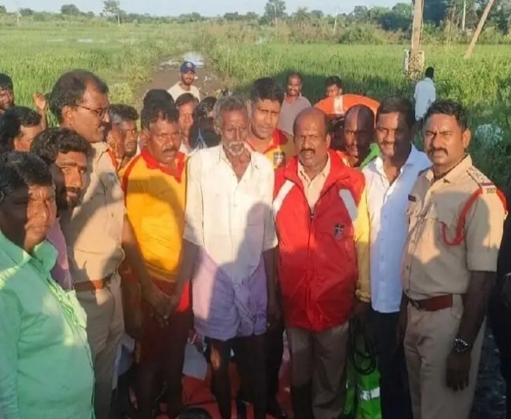 పోటెత్తిన వాగులు.. రైతుకు తప్పిన ప్రమాదం