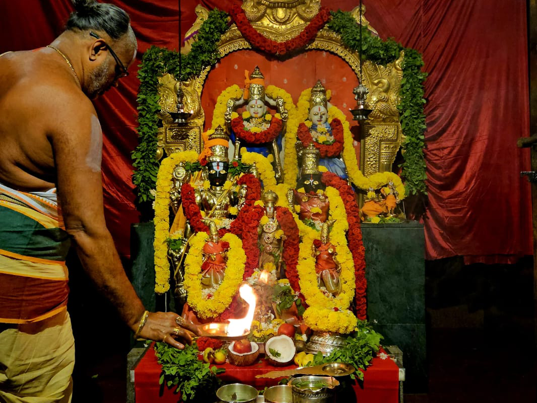 ఇసుక కొండ‌లో మాస పౌర్ణ‌మి పూజ‌లు