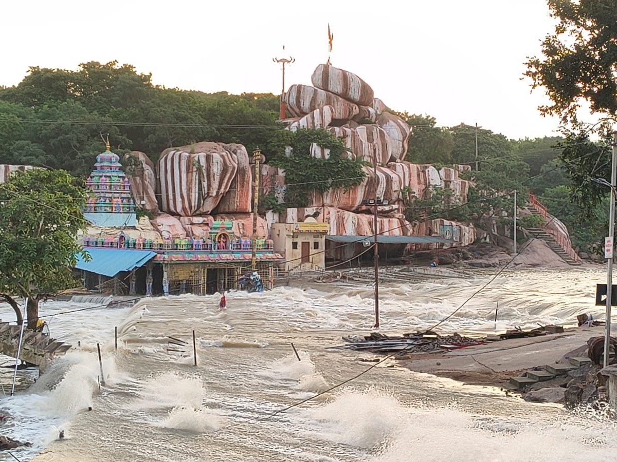 ఏడుపాయలలో కొనసాగుతున్న వరద