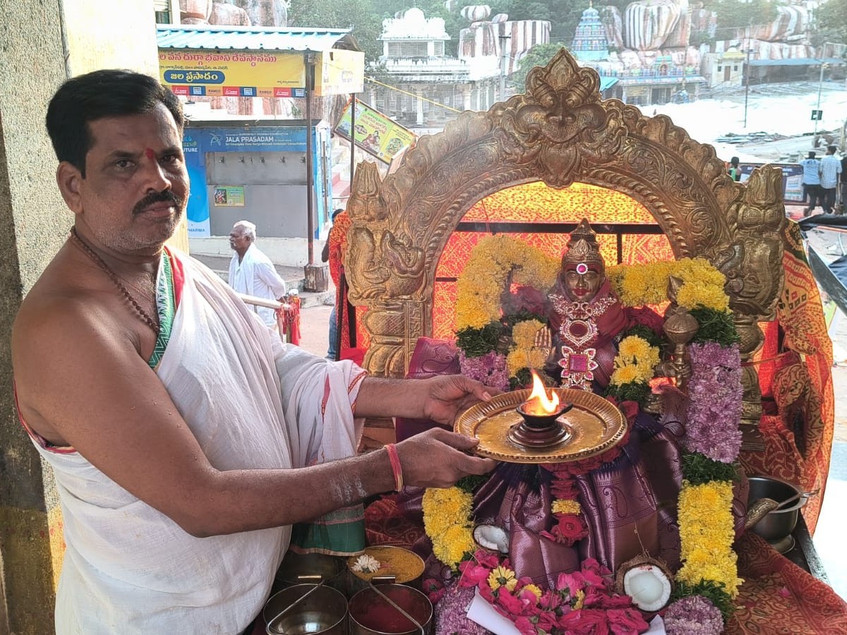రాజగోపురంలో వన దుర్గమ్మకు పౌర్ణమి  ప్రత్యేక పూజలు