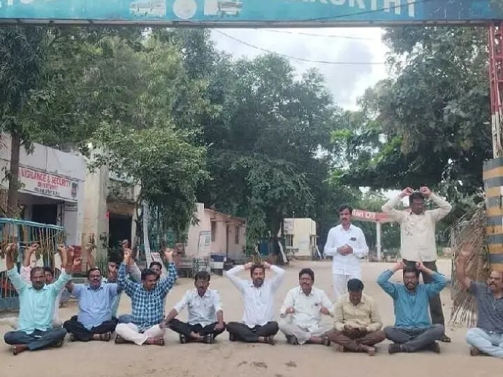 డిపో మేనేజర్ వైఖరికి నిరసనగా ధర్నా