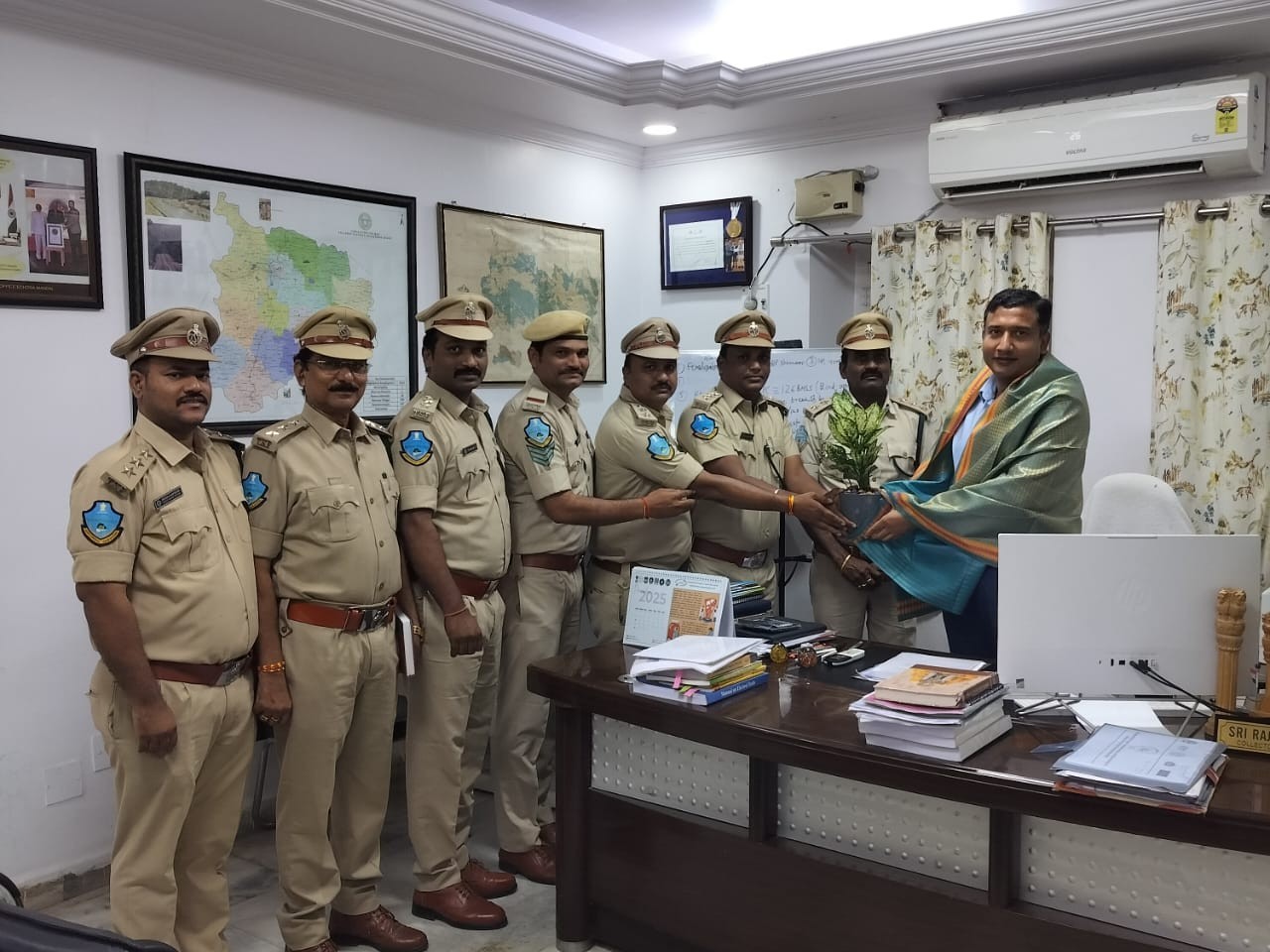 ‘కలెక్టర్, ఎస్పీని కలిసిన అటవీశాఖ అధికారులు’