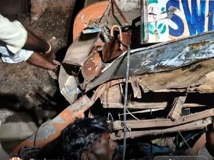 కల్వర్టును ఢీకొన్న లారీ.. డ్రైవర్ మృతి