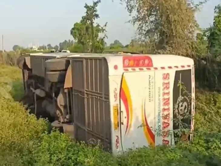 ఎమ్మిగనూరు వద్ద ట్రావెల్స్ బస్సు బోల్తా