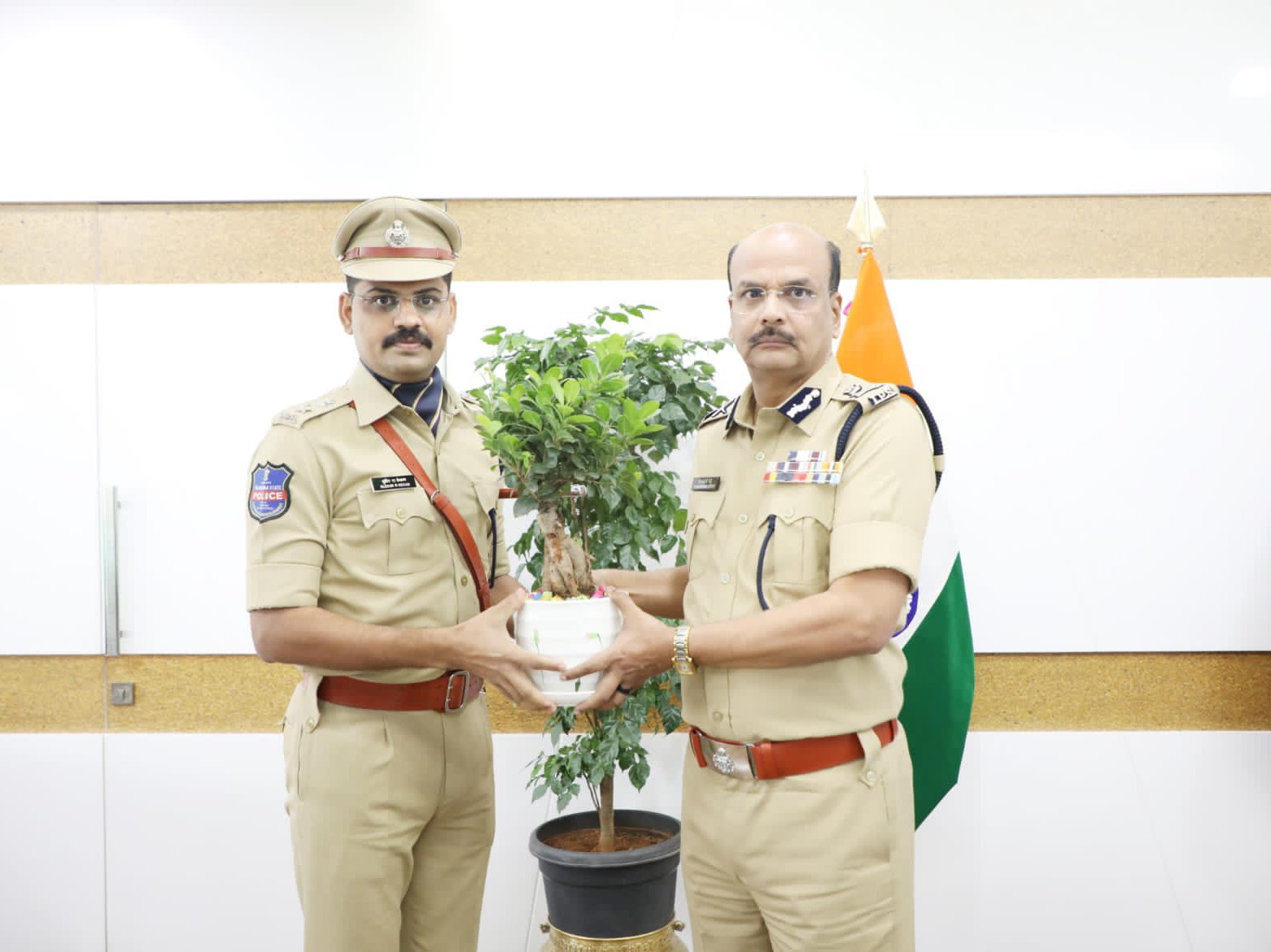 తెలంగాణ DGPను కలిసిన మహబూబాబాద్ ఎస్పీ