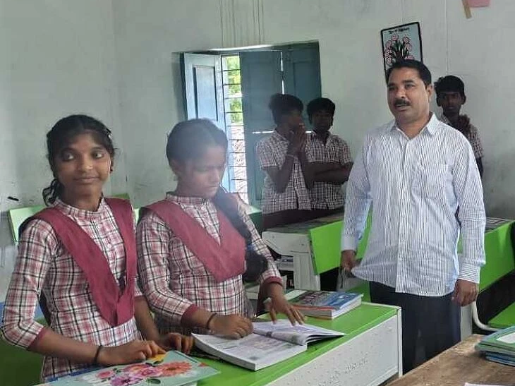 విద్యార్థుల హాజరును శాతం పెంచాలి: డీఈవో