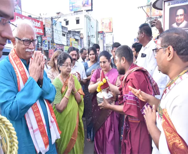 పైడితల్లి దర్శనానికి బారులుతీరిన భక్తులు