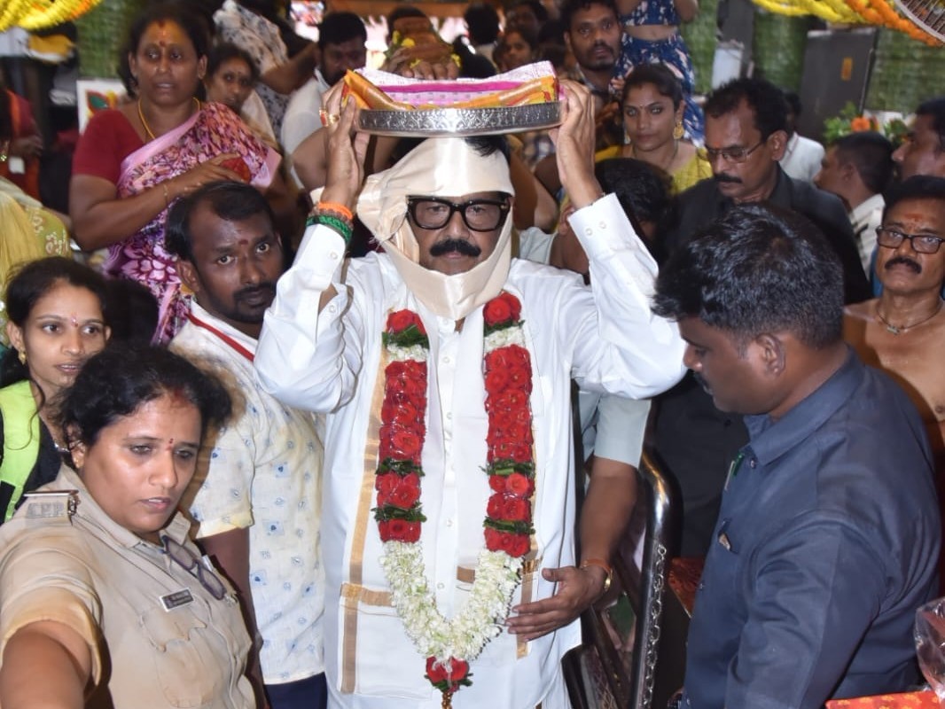 ప్రభుత్వం తరఫున పట్టువస్త్రాలు సమర్పించిన మంత్రి