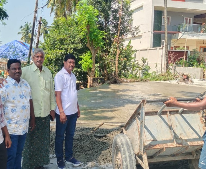 సిమెంట్ రోడ్డు పనులను పరిశీలిస్తున్న ఎంపీటీసీ సభ్యులు