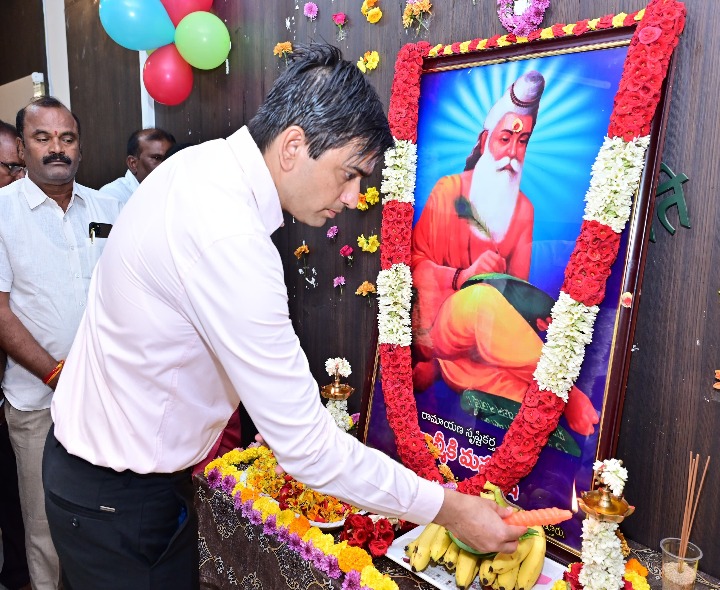 వాల్మీకి సంస్కృత సాహిత్యంలో పేరెన్నికగల కవి