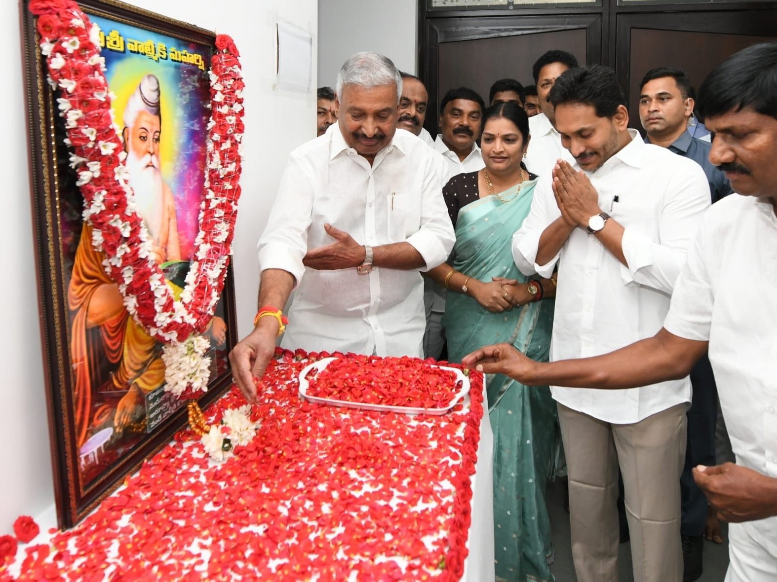జగన్‌తో కలిసి వాల్మీకి మహర్షికి నివాళులర్పించిన ఉషశ్రీ చరణ్