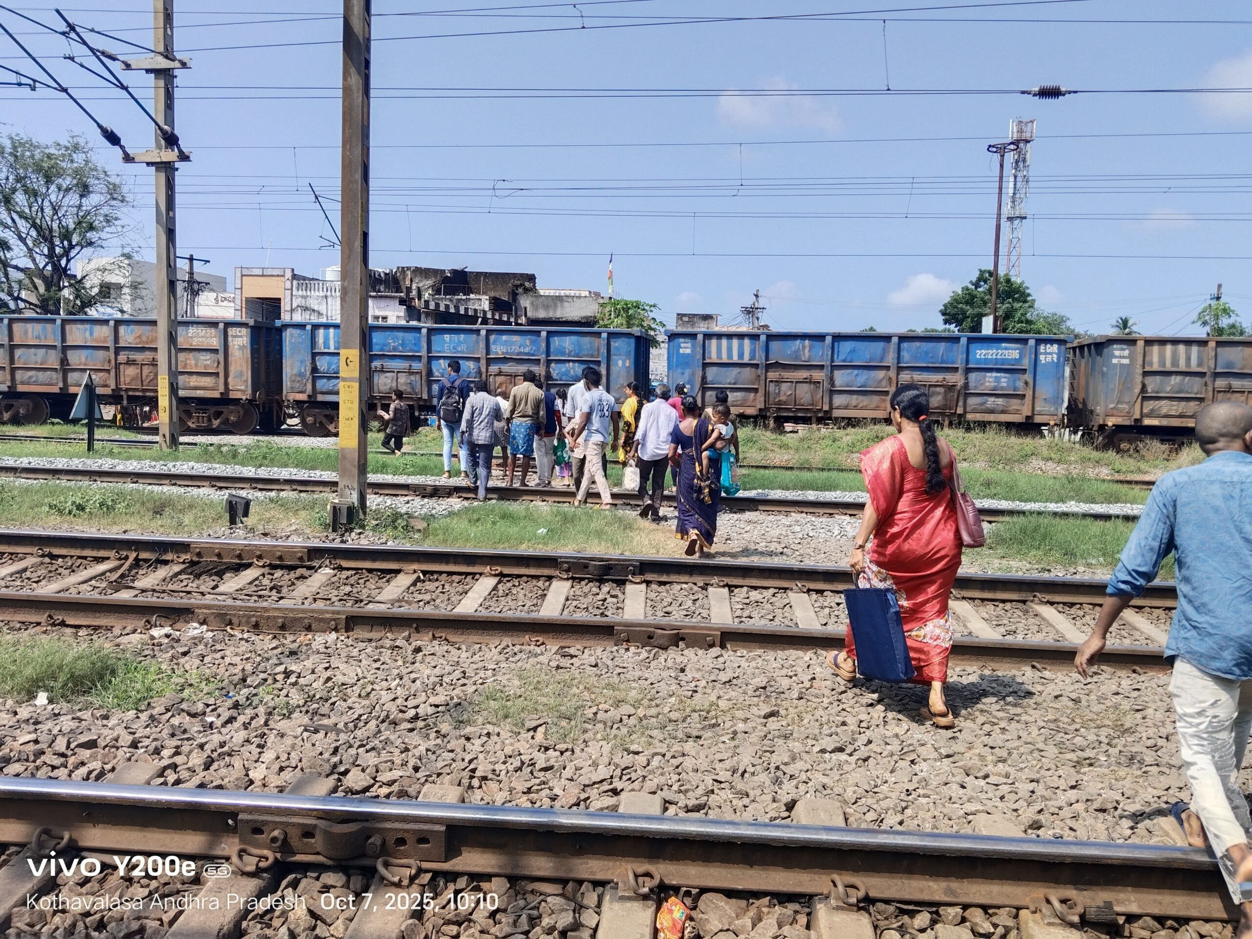 ప్రజా ప్రతినిధులపై స్థానికులు ఆగ్రహం