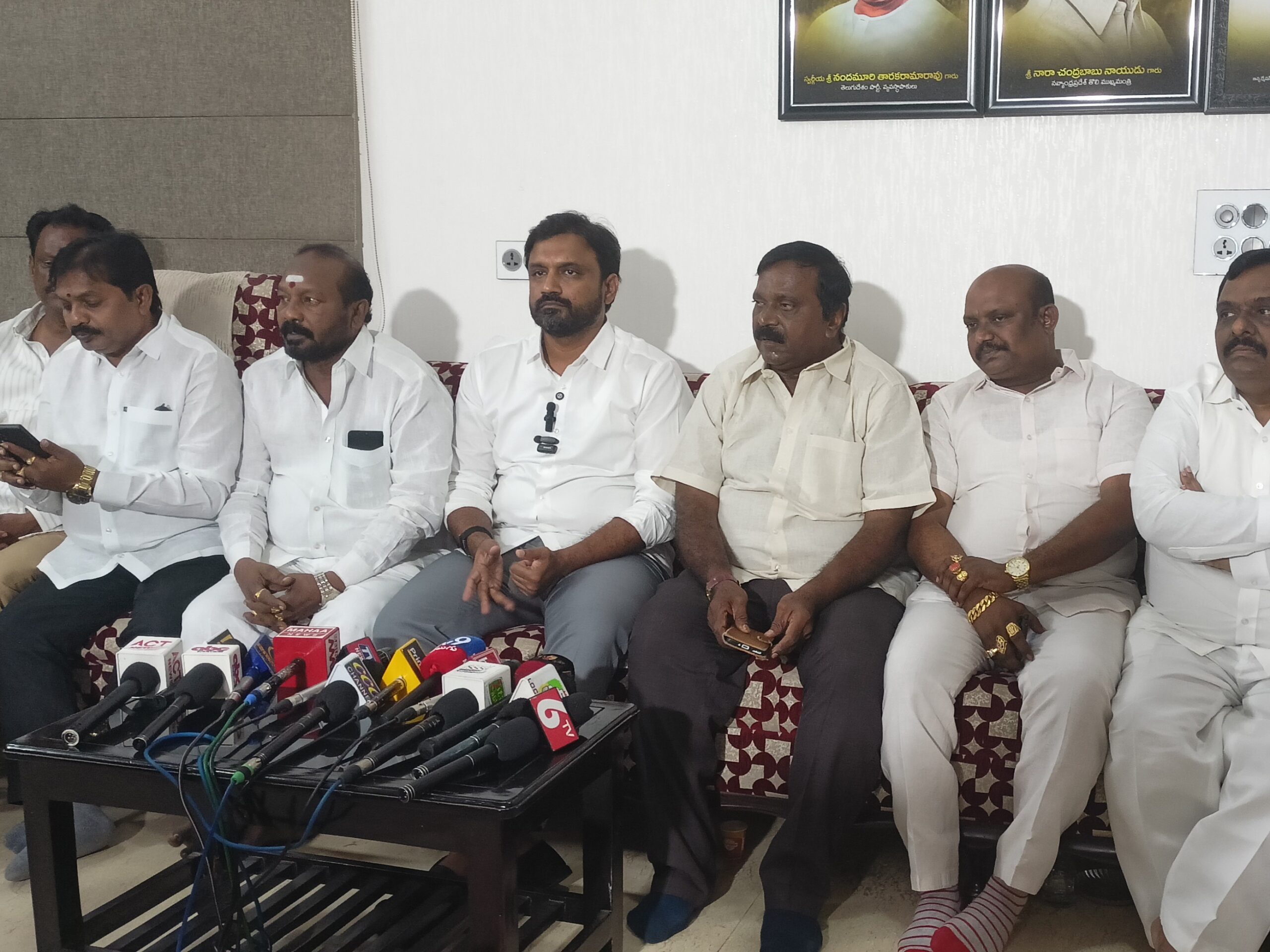 మాజీ ఎంపీ భరత్‌పై ఎమ్మెల్యే శ్రీనివాస్ ఫైర్