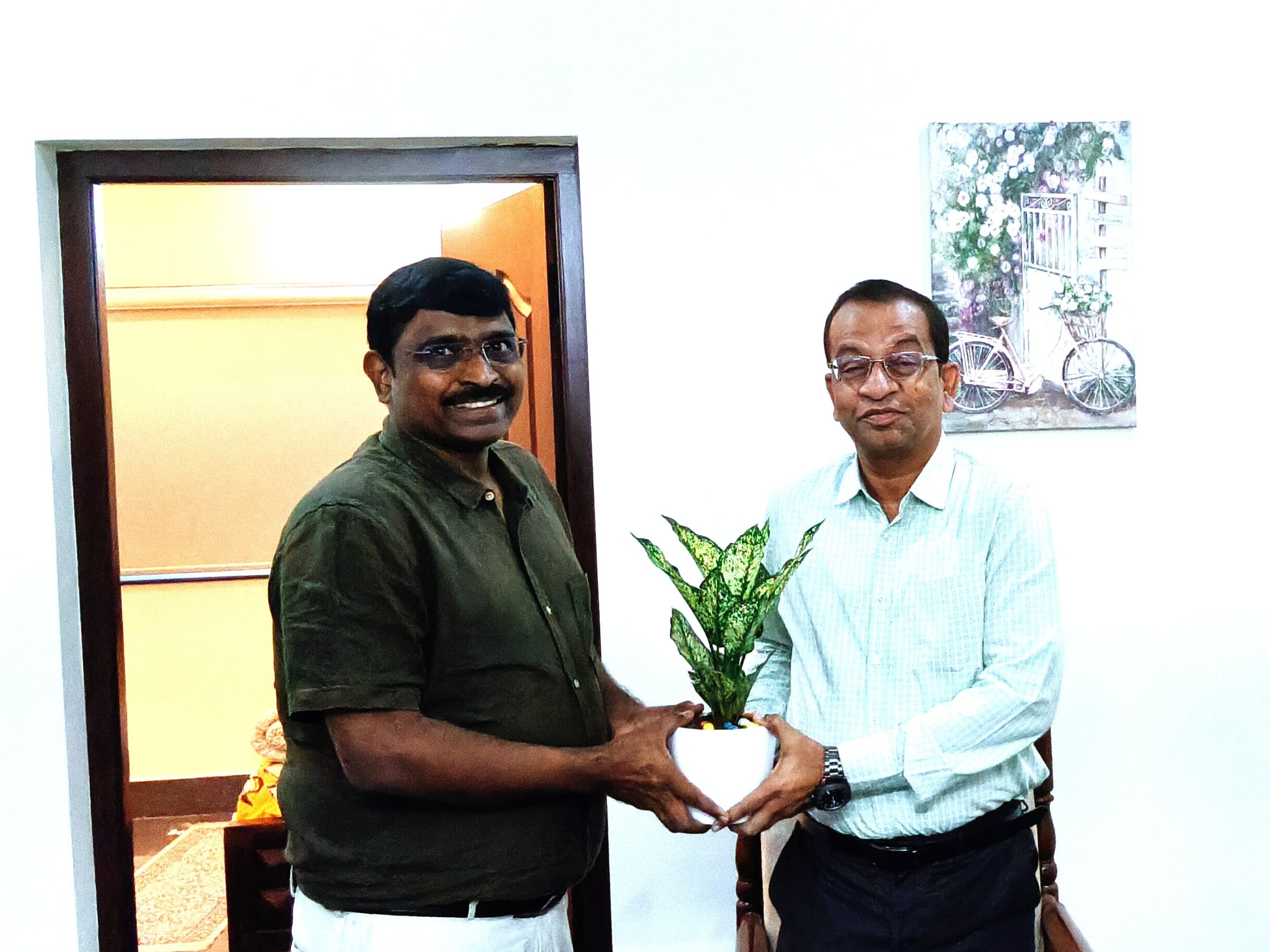 గిరిజన సంక్షేమ శాఖ కార్యదర్శిని కలిసిన కలెక్టర్