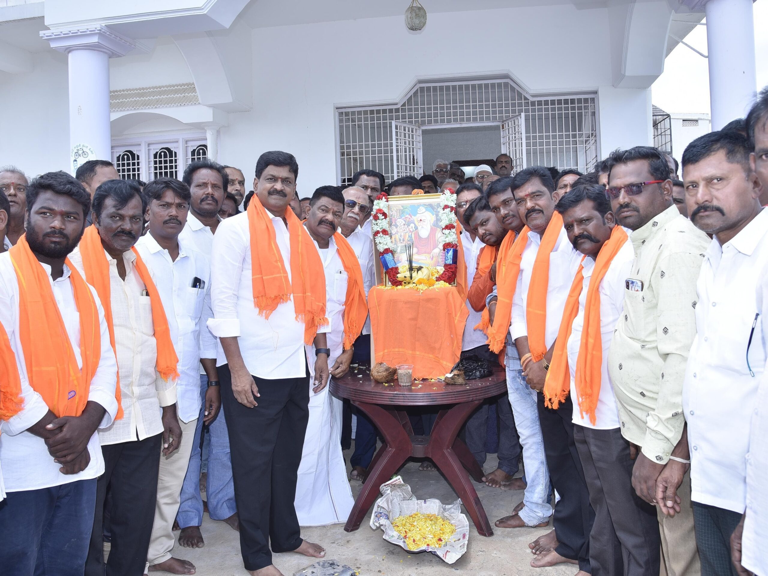 వాల్మీకి మహర్షిని ఆదర్శంగా తీసుకోవాలి: మంత్రి
