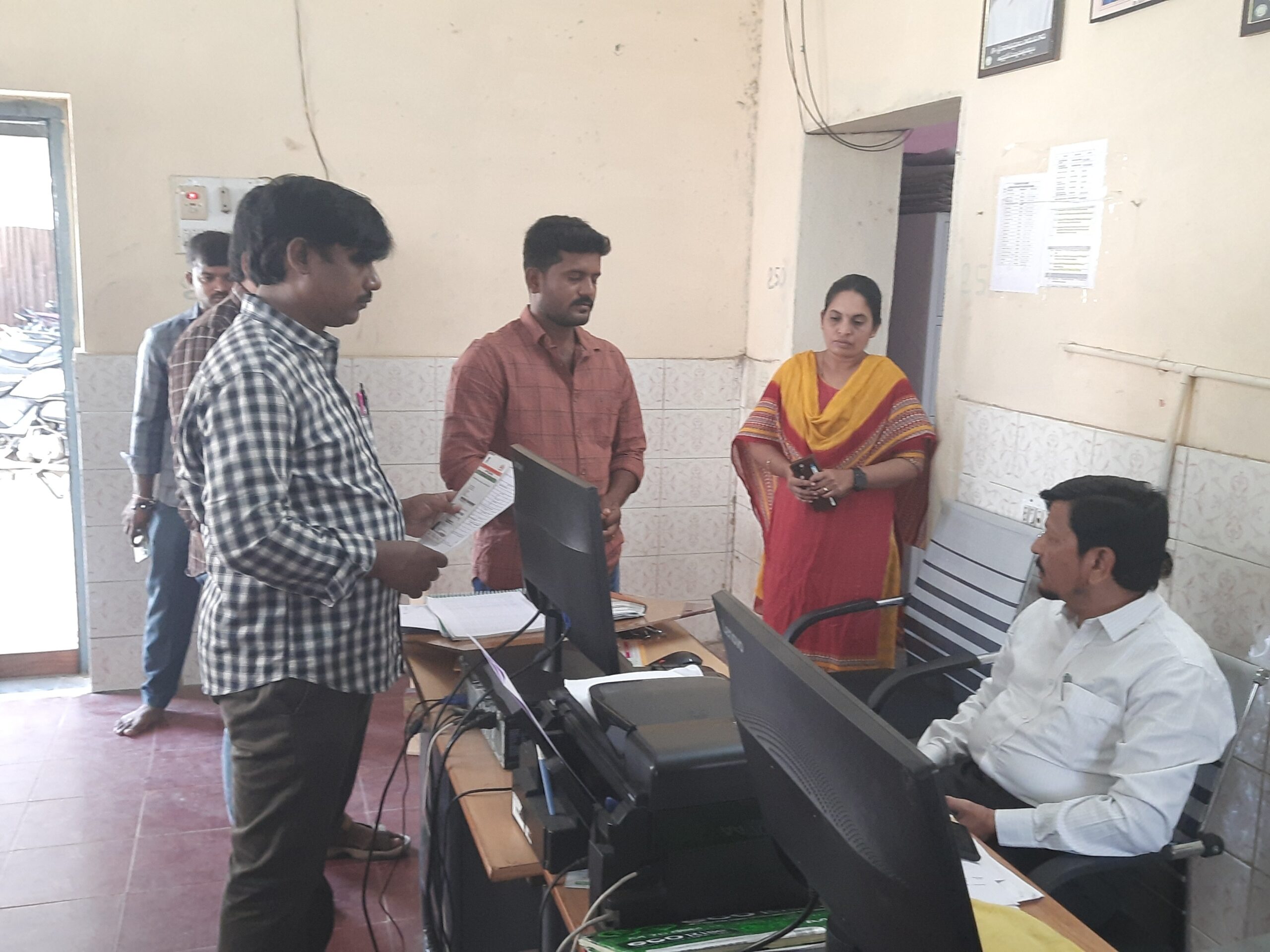 విధులకు గైర్హాజరైతే చర్యలు తప్పవు: కమిషనర్