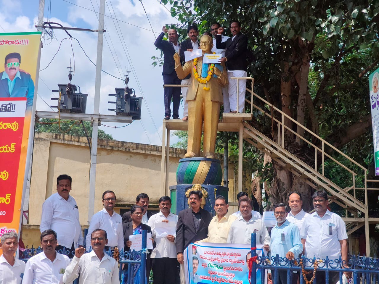 సుప్రీం కోర్టు ప్రధాన న్యాయమూర్తి పై దాడికి నిరసన