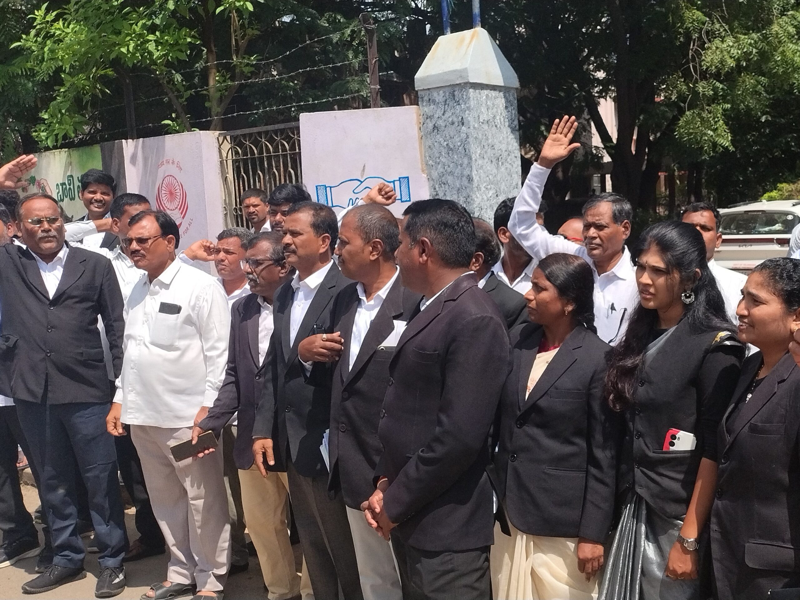 జిల్లా కోర్టు ముందు న్యాయవాదుల ఆందోళన