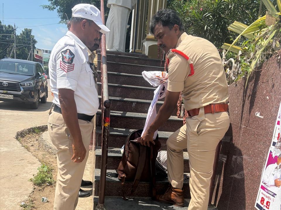 అనుమానాస్పద బ్యాగ్‌ను తనిఖీ చేసిన అధికారులు