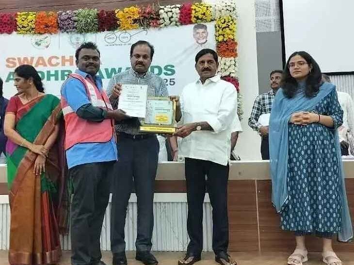 పులివెందుల పారిశుద్ధ్య కార్మికుడికి అవార్డు