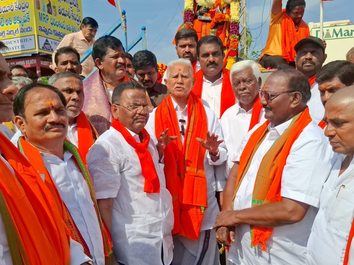 వాల్మీకి మహర్షికి నివాళులర్పించిన ఎమ్మెల్యే