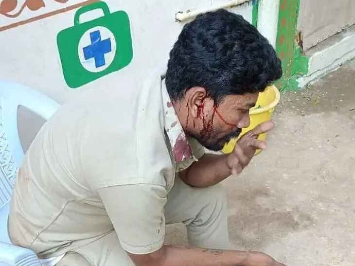 దువ్వూరులో బస్సు ఆపలేదని డ్రైవర్‌పై దాడి