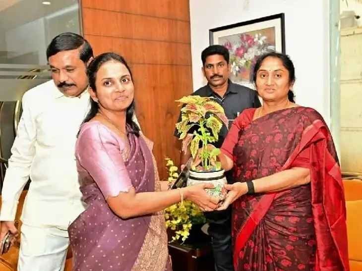 మంత్రి సవితతో కలెక్టర్ భేటీ