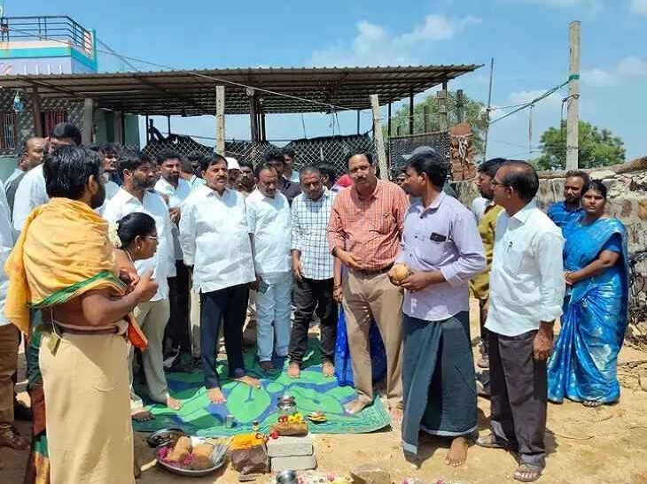 పశువుల షెడ్ నిర్మాణానికి శంకుస్థాపన