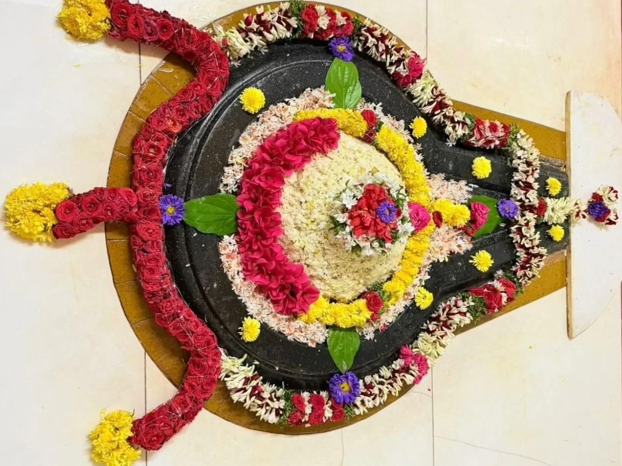 సిద్దేశ్వరునికి అన్నపూజ, పూలమాలతో అలంకరణ
