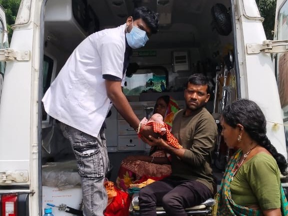 ‘అంబులెన్స్‌లోనే ప్రసవించిన గర్భిణీ మహిళ’