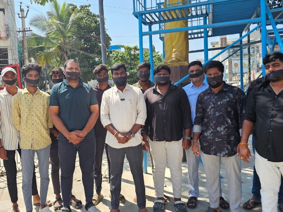 మదనపల్లెలోని నల్ల గుడ్డలు కట్టుకొని నిరసన