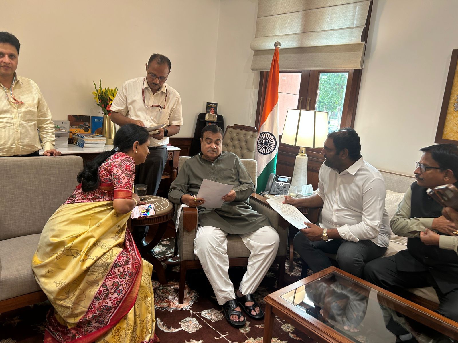 బైపాస్ రోడ్డు నిర్మాణానికి నిధులు కేటాయించాలని వినతి