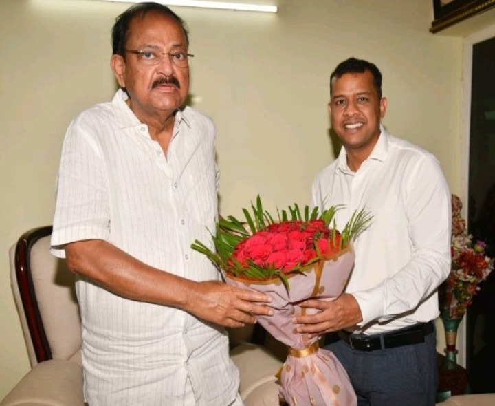 మాజీ ఉపరాష్ట్రపతి‌తో జిల్లా కలెక్టర్ భేటీ