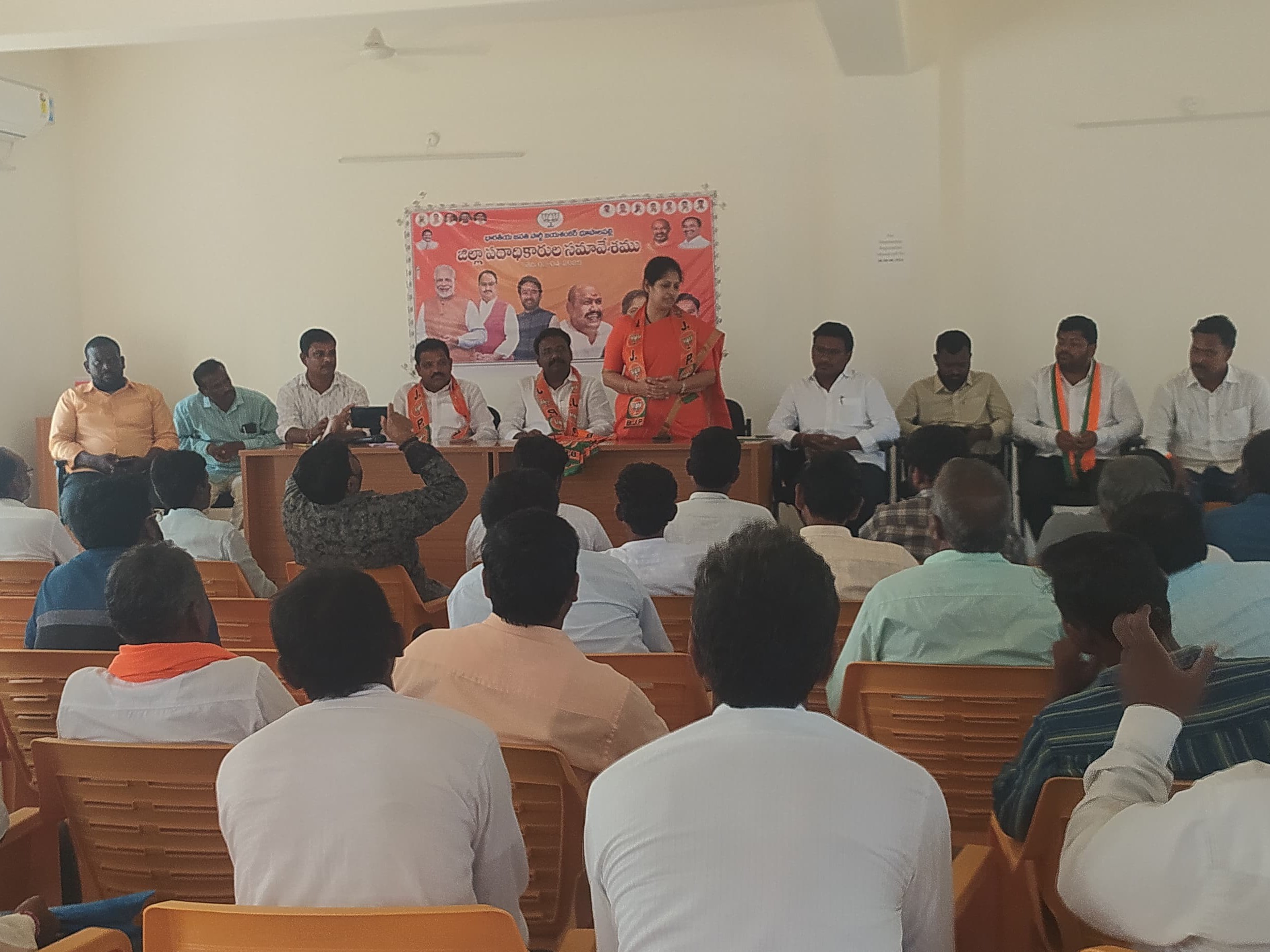 “స్థానిక ఎన్నికల్లో విజయం కోసం కార్యకర్తలకు కృషి చేయాలి”