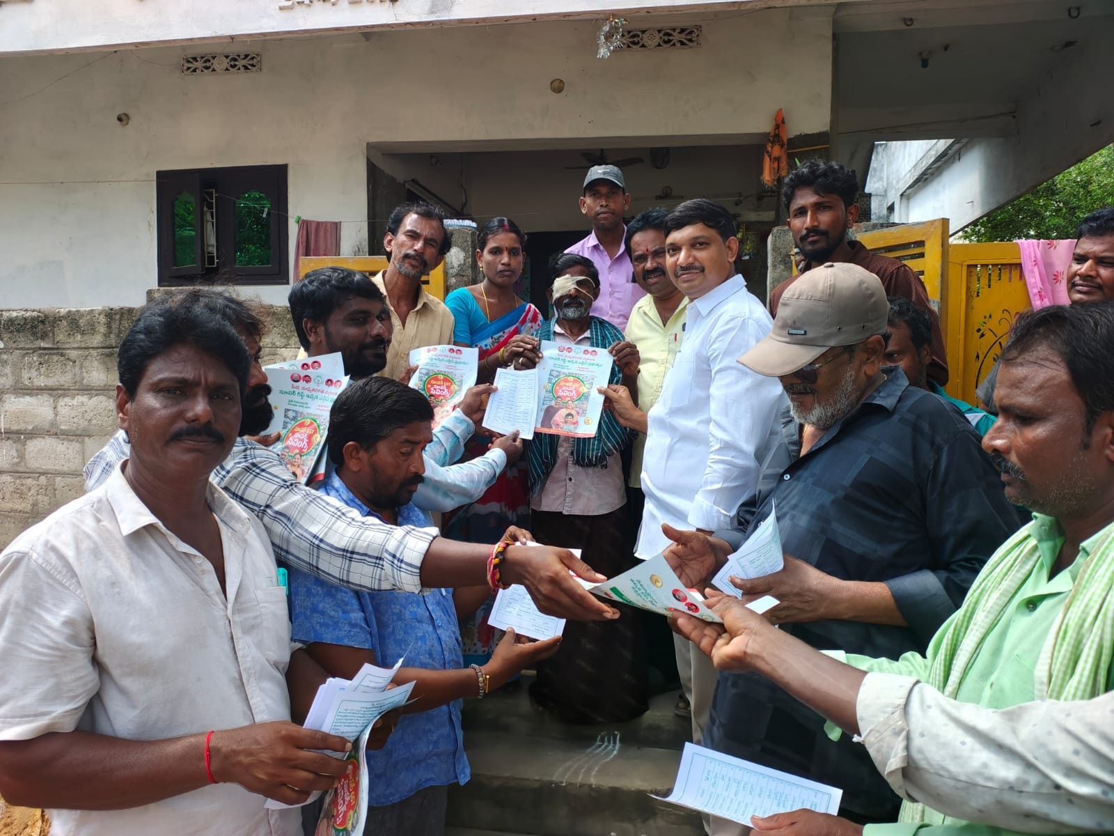 భూ సమస్యల పరిష్కారానికి గ్రామ సభలో పాల్గొన్న ఎమ్మెల్యే