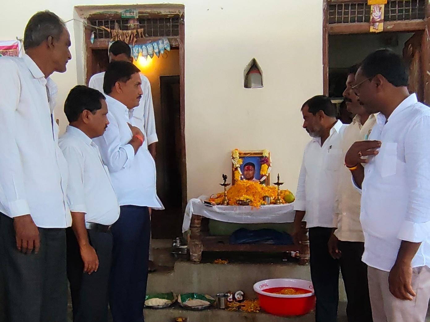 ‘పాత్రికేయుని కుటుంబానికి ఆడే గజేందర్ పరామర్శ’