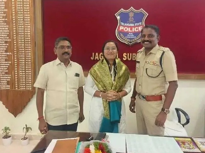 డీఎస్పీగా ఎంపికైన ప్రతిభకు రఘుచందర్ అభినందనలు