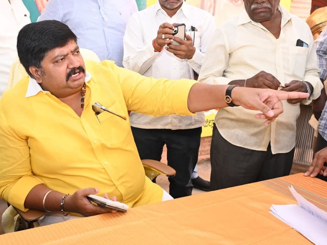 వినతి పత్రాలు స్వీకరించిన ఎమ్మెల్యే