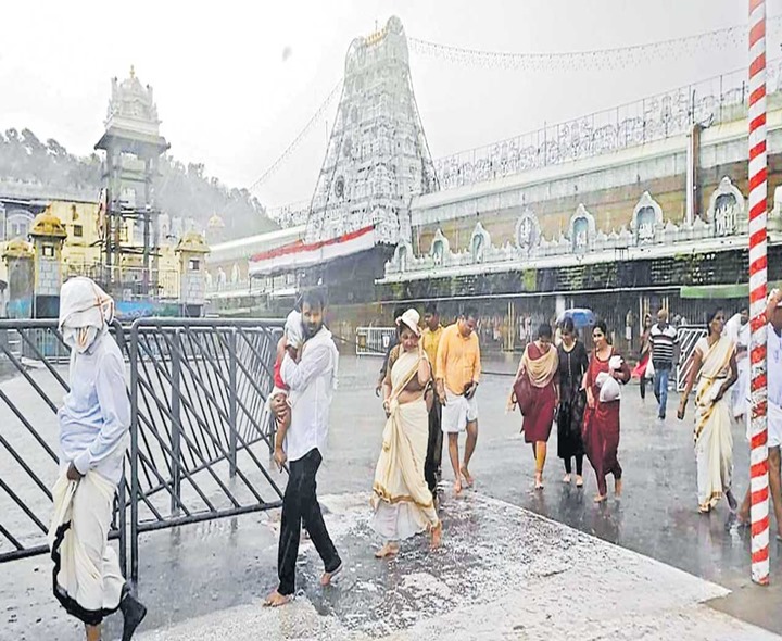 తిరుమలలో జోరు వాన.. భక్తుల ఇబ్బందులు