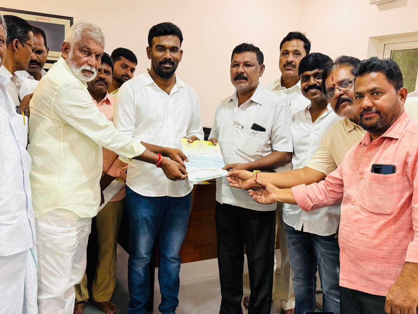 CMRF చెక్కులు పంపిణీ చేసిన శ్రీరామ్