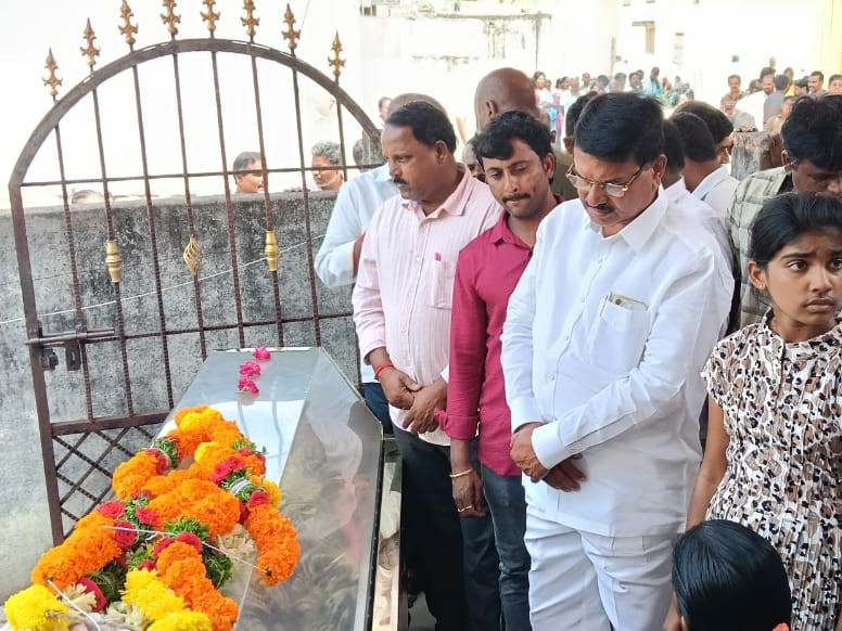 ఉద్యమకారుడు మృతి.. మాజీమంత్రి నివాళి