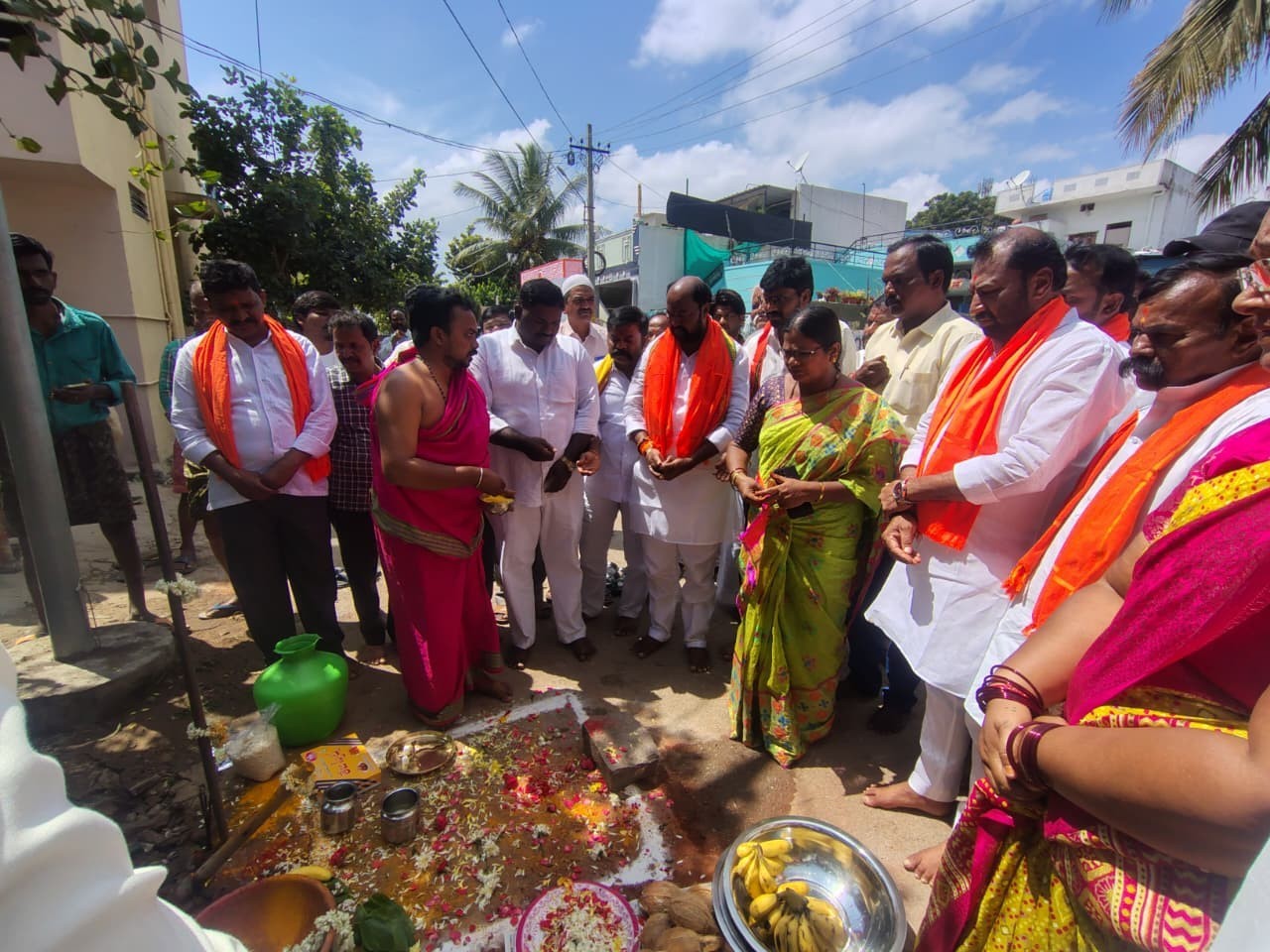 అభివృద్ధి పనులకు భూమి పూజ చేసిన టీడీపీ ఇంఛార్జ్