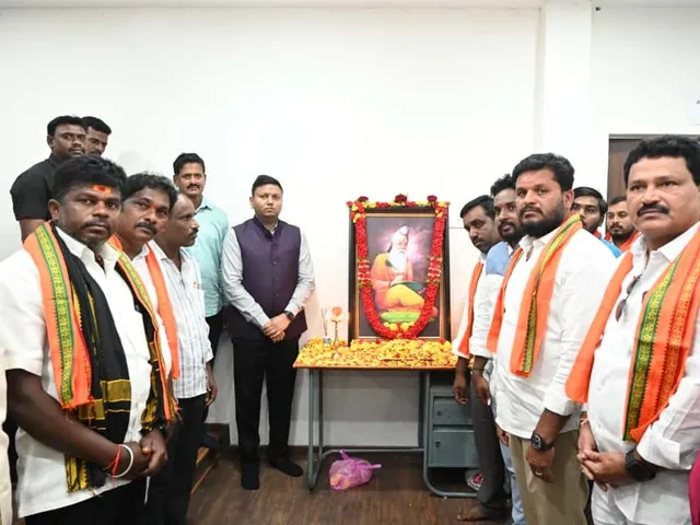 వాల్మీకి జీవితం అందరికీ ఆదర్శం: కలెక్టర్