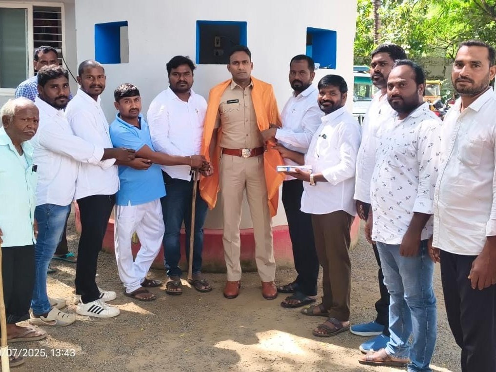 ఎస్సై వంశీ కృష్ణకు సన్మానం చేసిన ఎమ్మార్పీఎస్