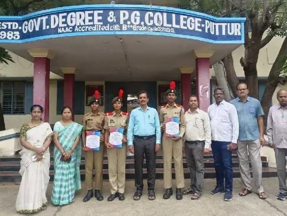 పుత్తూరులో విద్యార్థులకు అభినందనలు