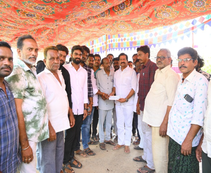 ‘దుర్గమ్మ ఆలయ కమిటీ సభ్యులకు విరాళం’