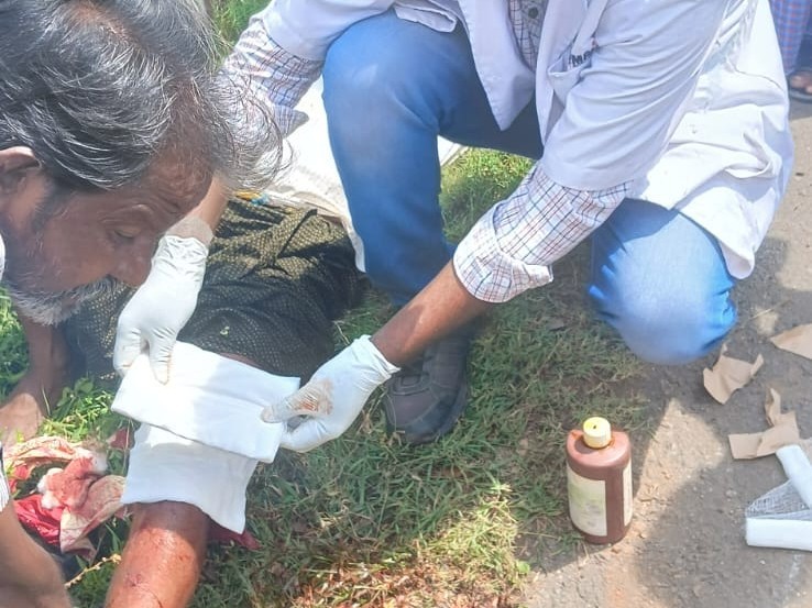 బైక్‌ను ఢీకొని ట్రాక్టర్.. ఇద్దరికి గాయాలు