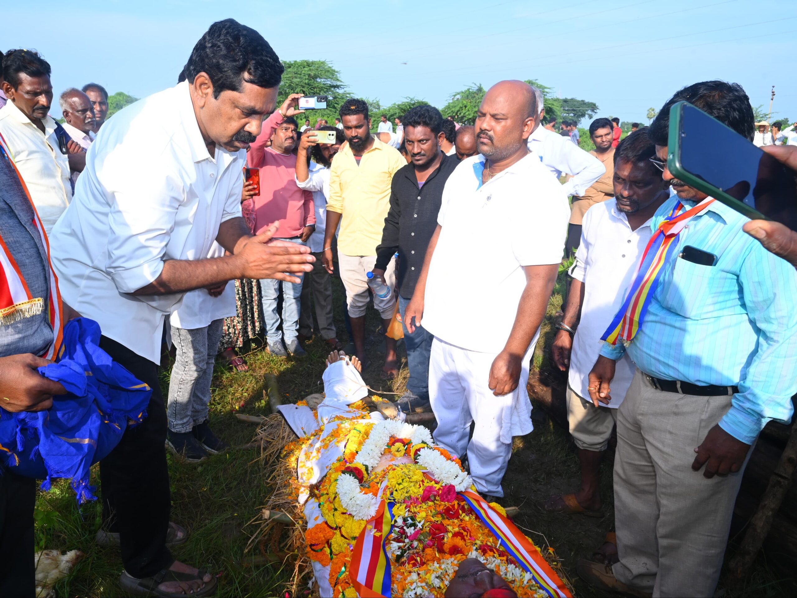ACP పార్థివ దేహానికి నివాళులర్పించిన ఎమ్మెల్యే